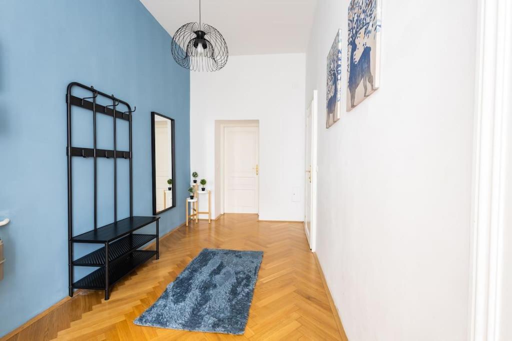 The Blue Near The U2 Apartment Wien